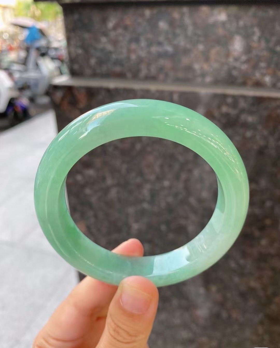 糯化甜晴正圈糯化胶底,果冻胶质感~ 颜色属于很浓郁的甜晴色~ 甜度