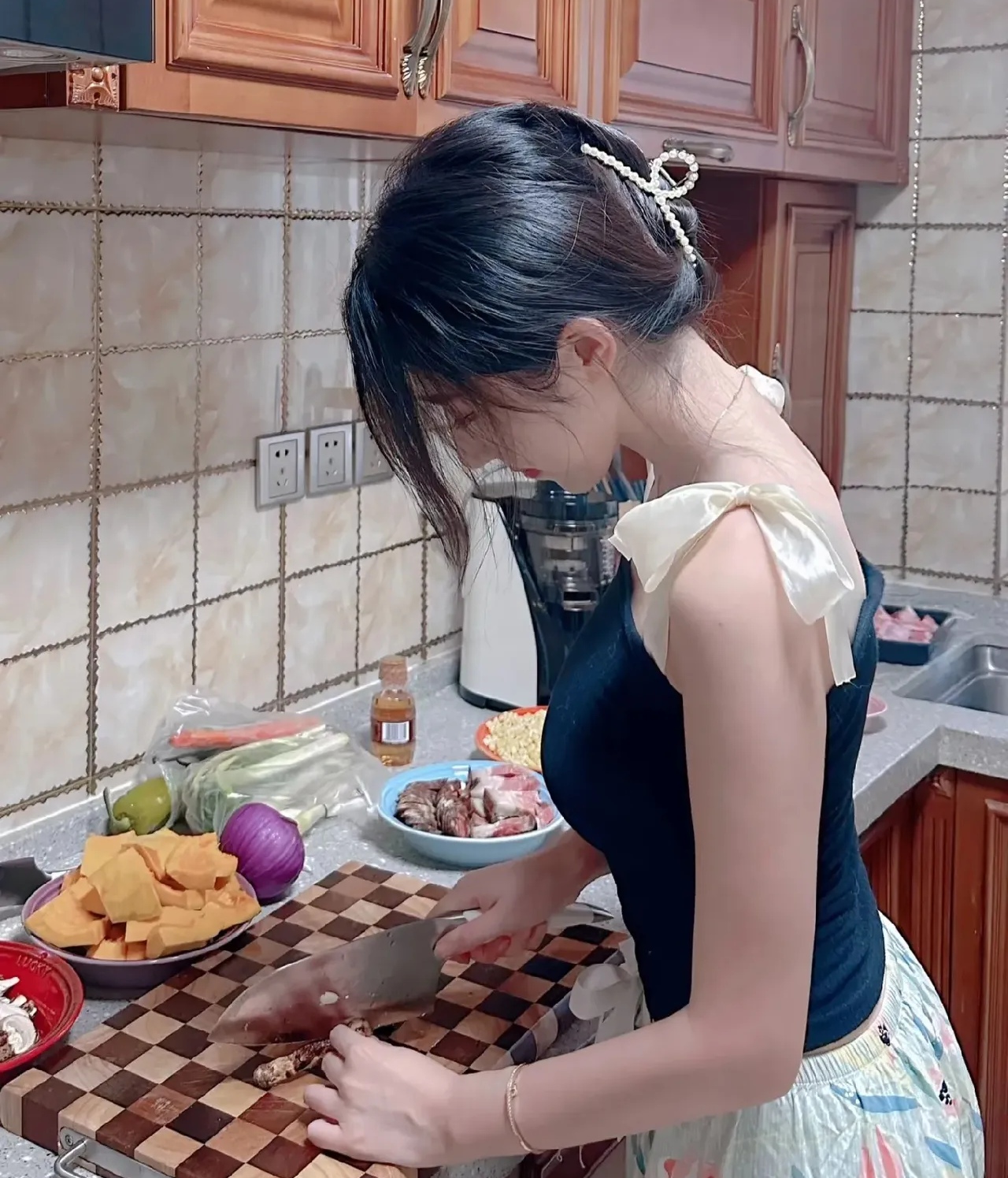 我们公司有个同事,都38岁了,大家都劝她赶紧结婚