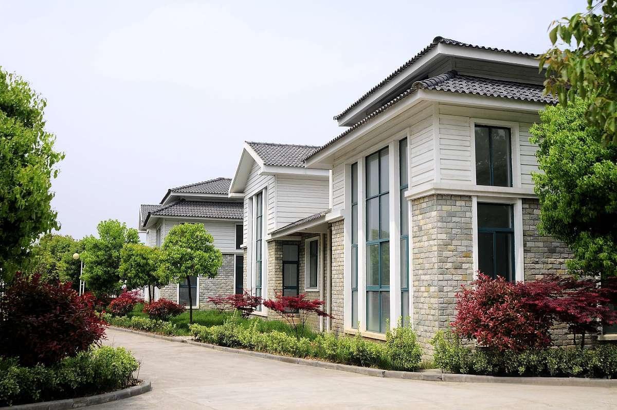 昨天我在丈母娘家换灯泡,我叠起两张凳子站上去,老