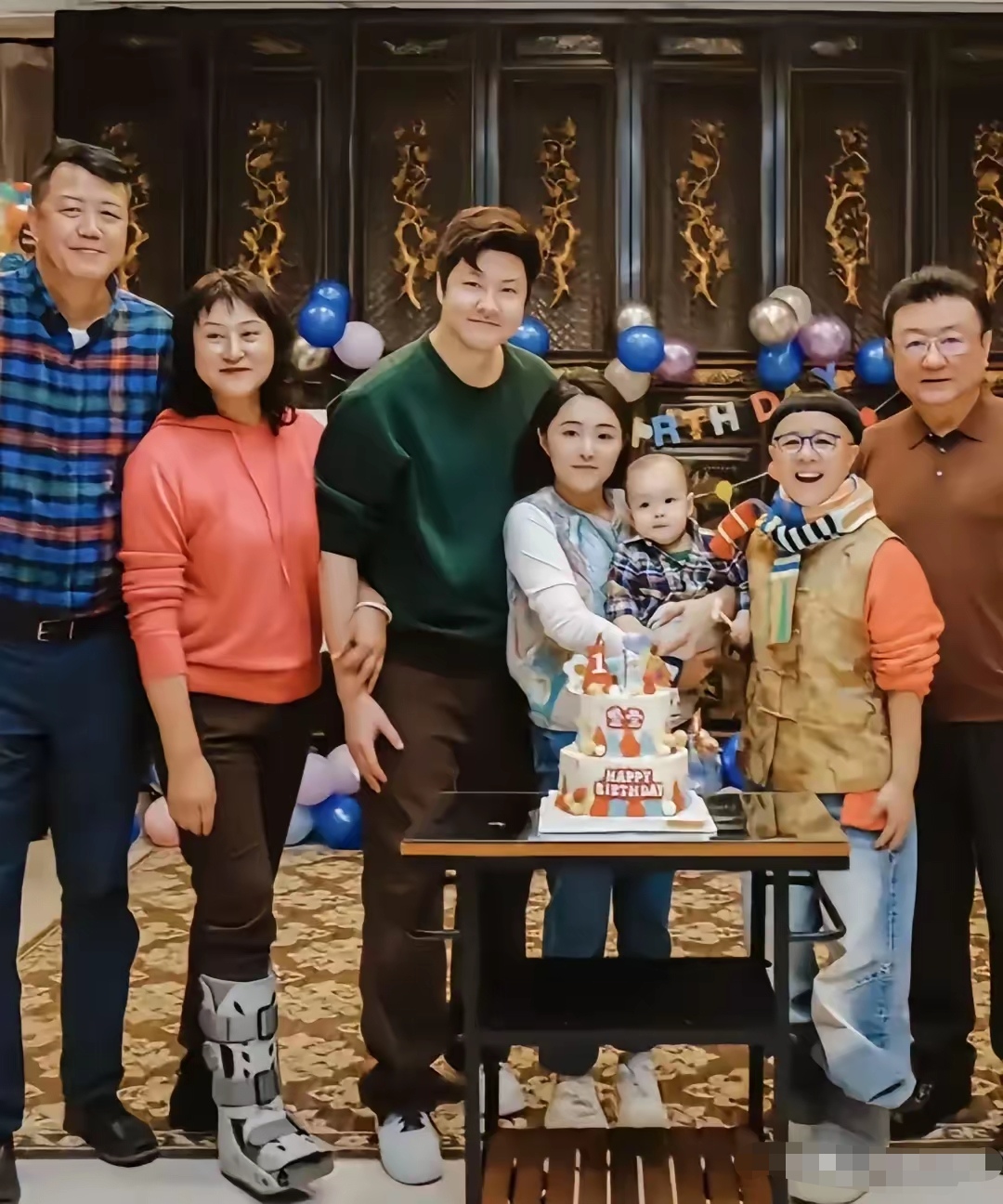 金龟子女儿王逸宸晒全家福,娘家婆家大合照!