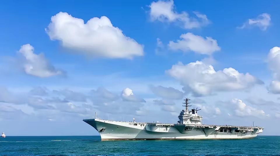 结婚16年的夫妻因生活所迫两地分居,妻子在家带娃,丈夫在上海工作