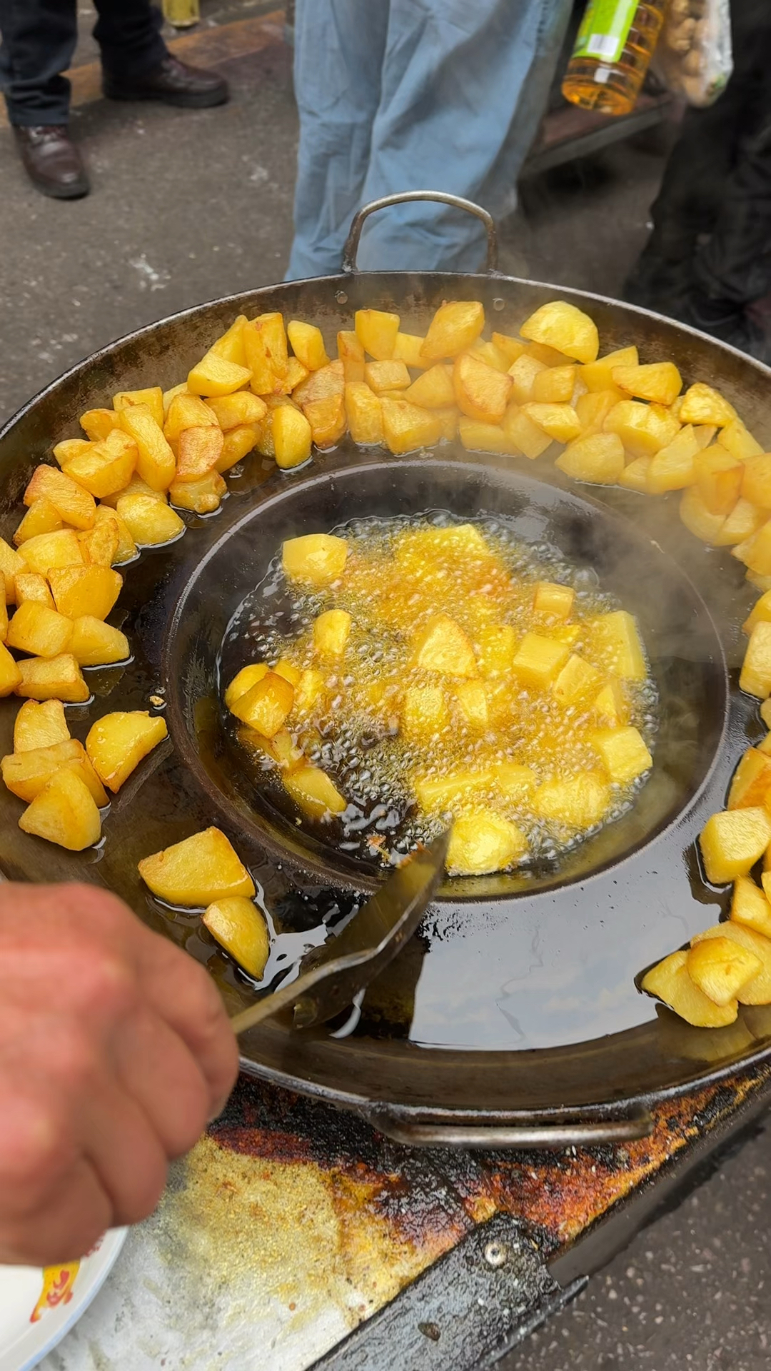 贵州贵阳小吃油炸洋芋,5元一份,一勺辣椒一勺折耳根,挺好吃