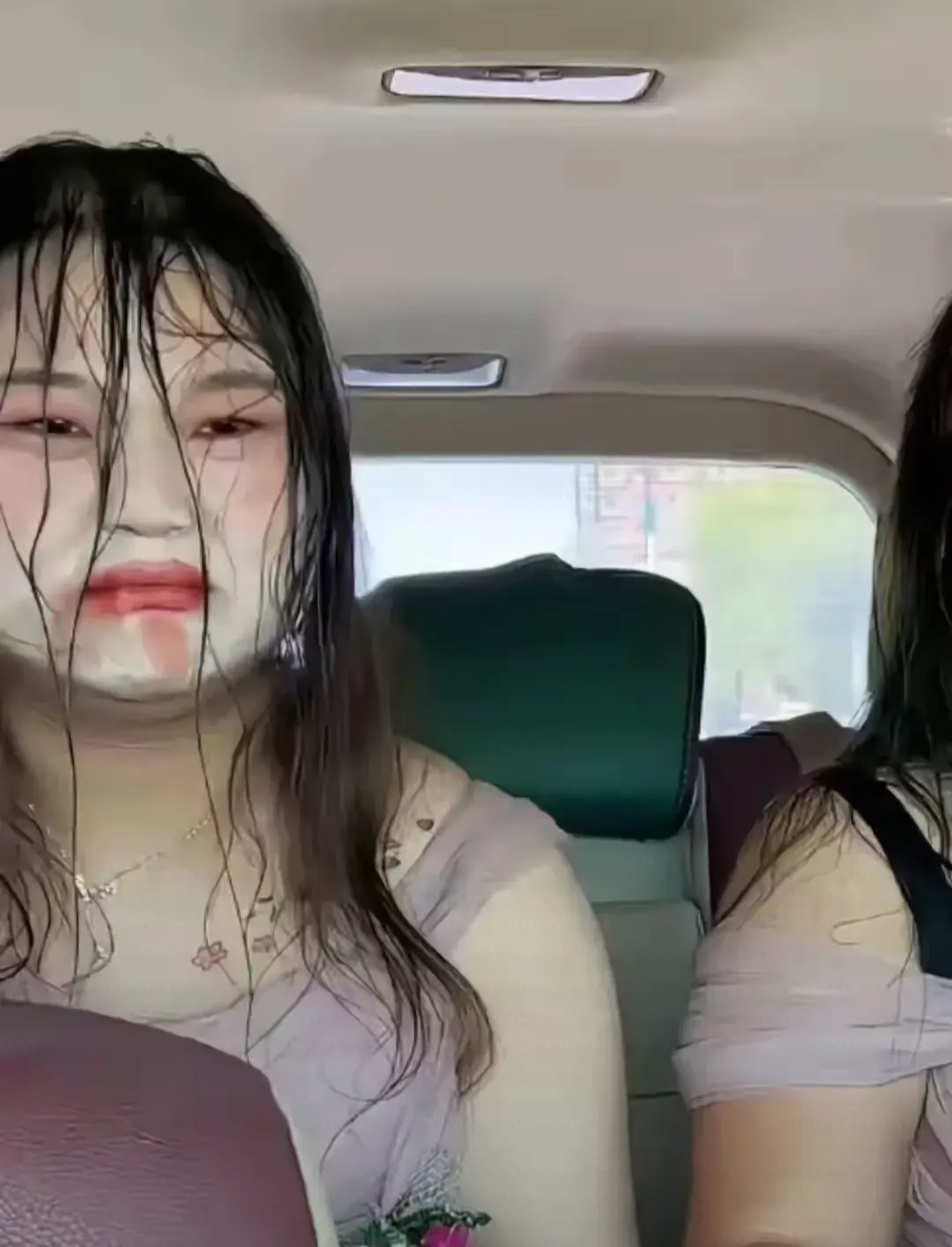 公交车上妈妈手捂嘴巴的原因