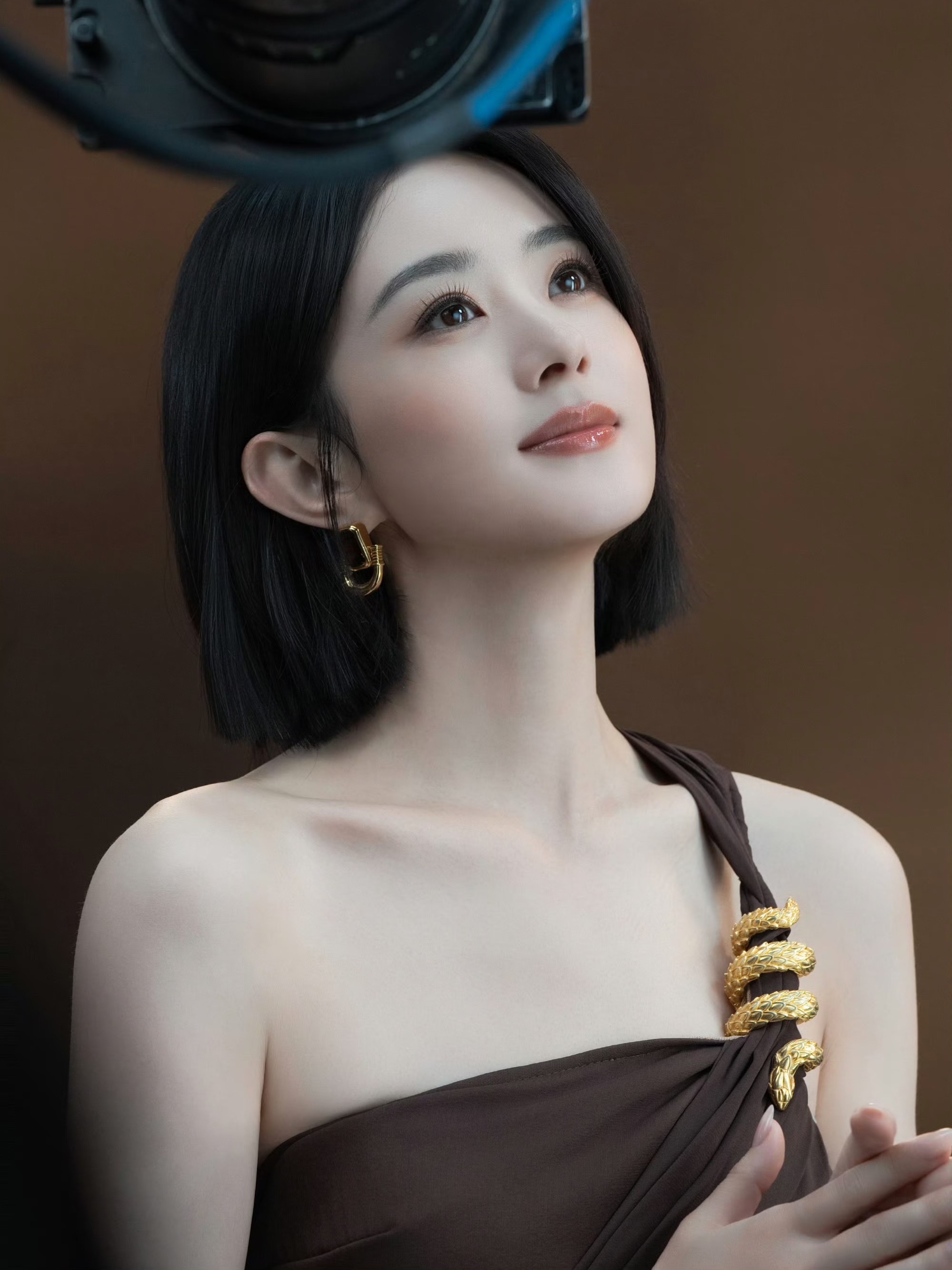 赵丽颖又变成黑发了,短发温柔又干练