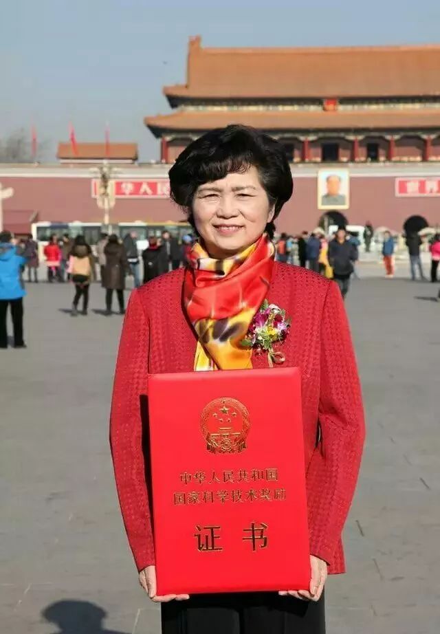 1947年浙江绍兴的饥荒年代,10岁李兰娟目睹伯父饿死的惨状,母亲用篾条