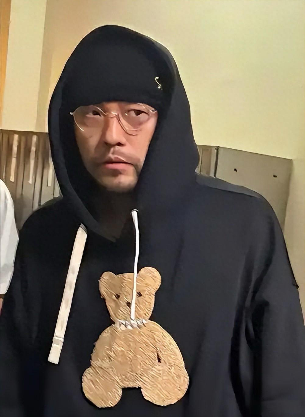 周杰伦被强直性脊柱炎折磨20年:从舞台王者到需要搀扶的抗争者