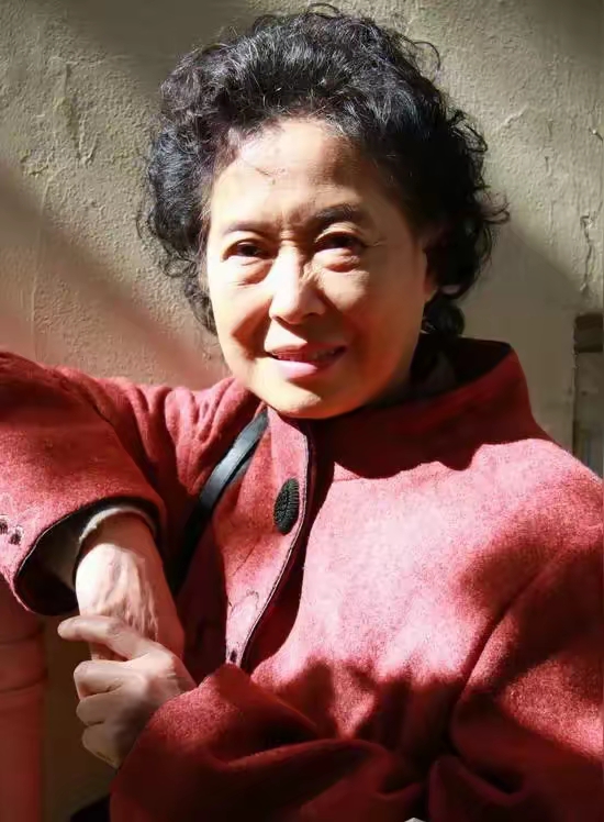 她出生于1940年,是国家一级演员i,也是优秀表演艺术家!