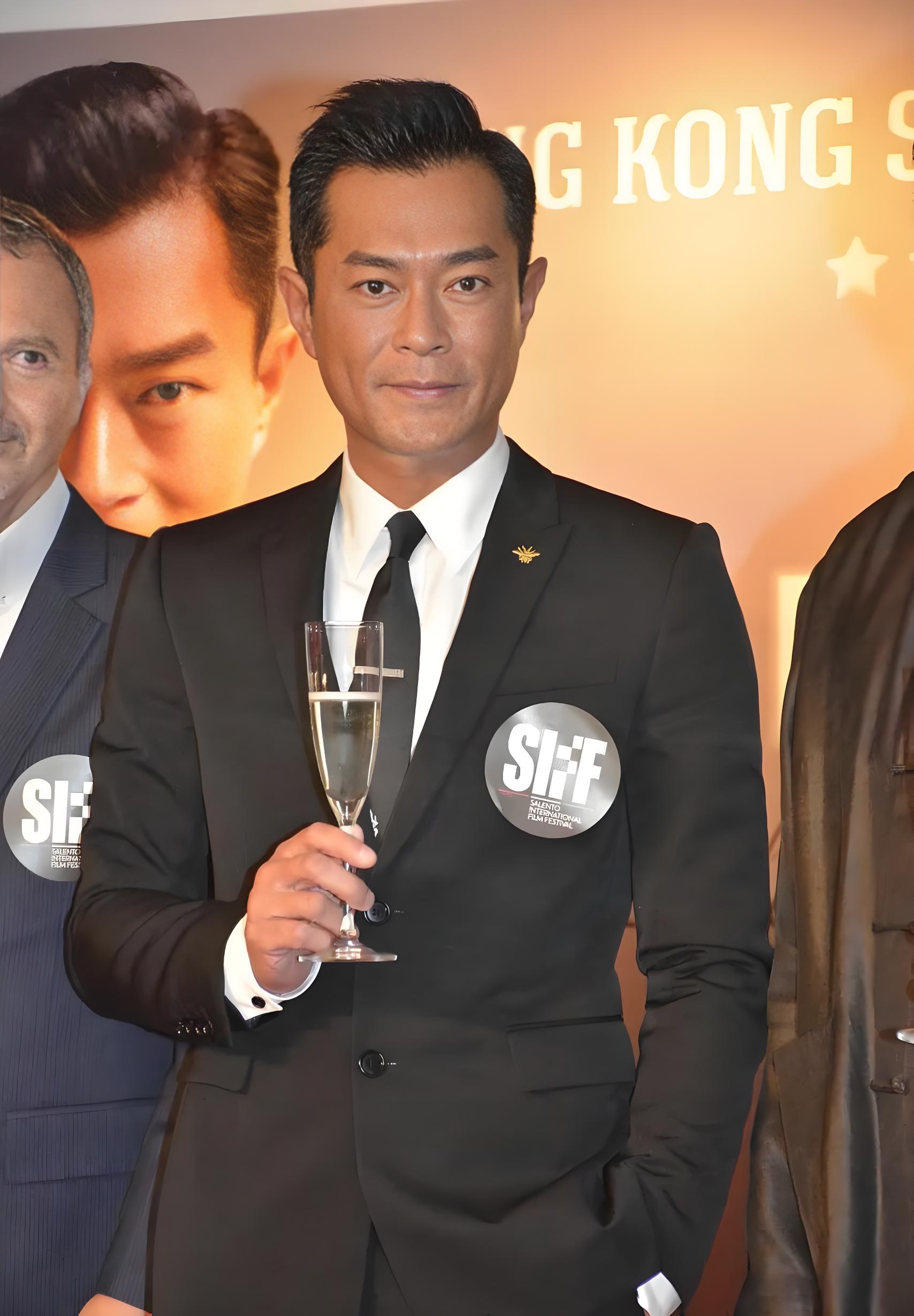 最近古天乐参加活动时,分享了自己保持好身材的独家方法:每天只在