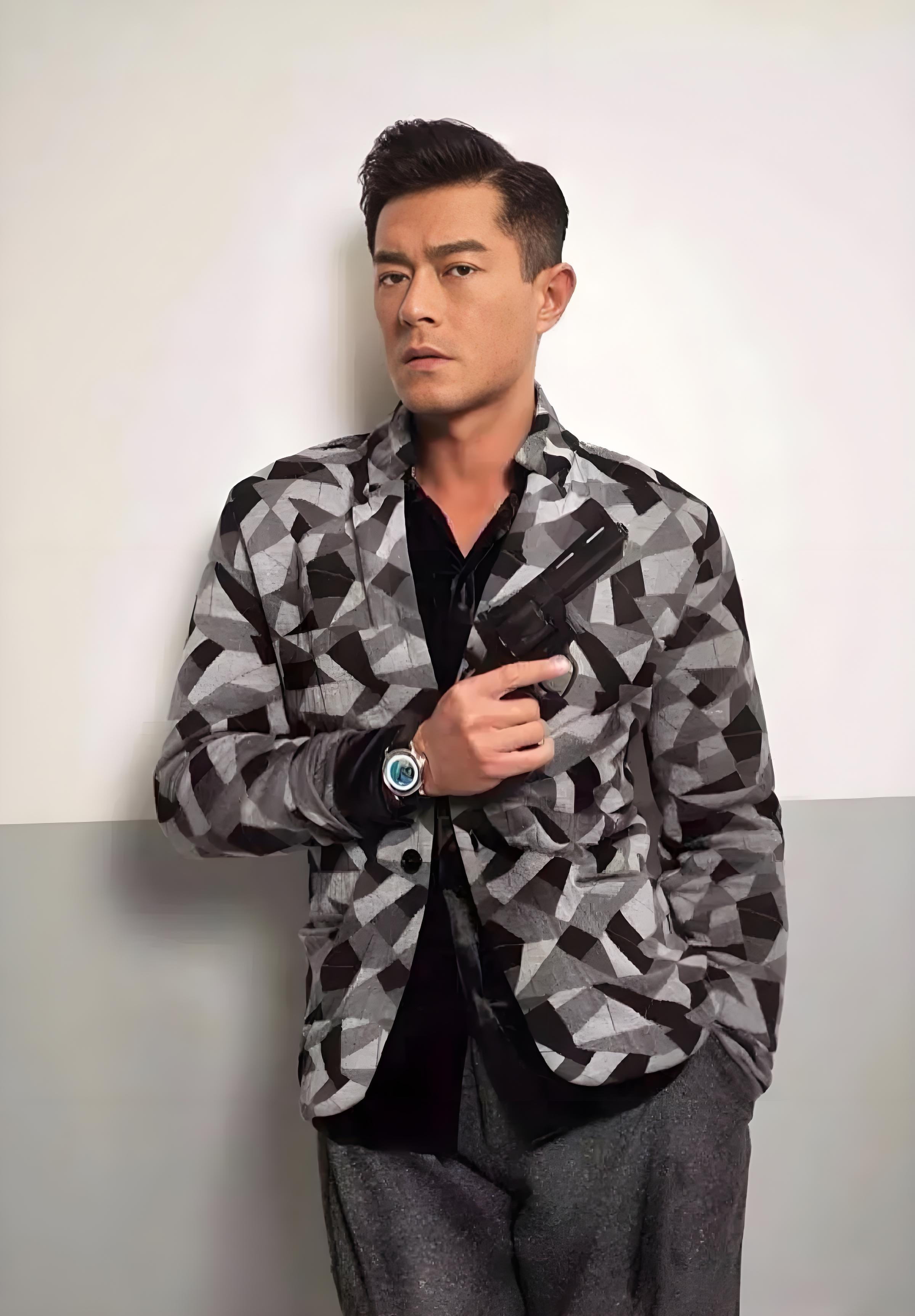 最近古天乐参加活动时,分享了自己保持好身材的独家方法:每天只在