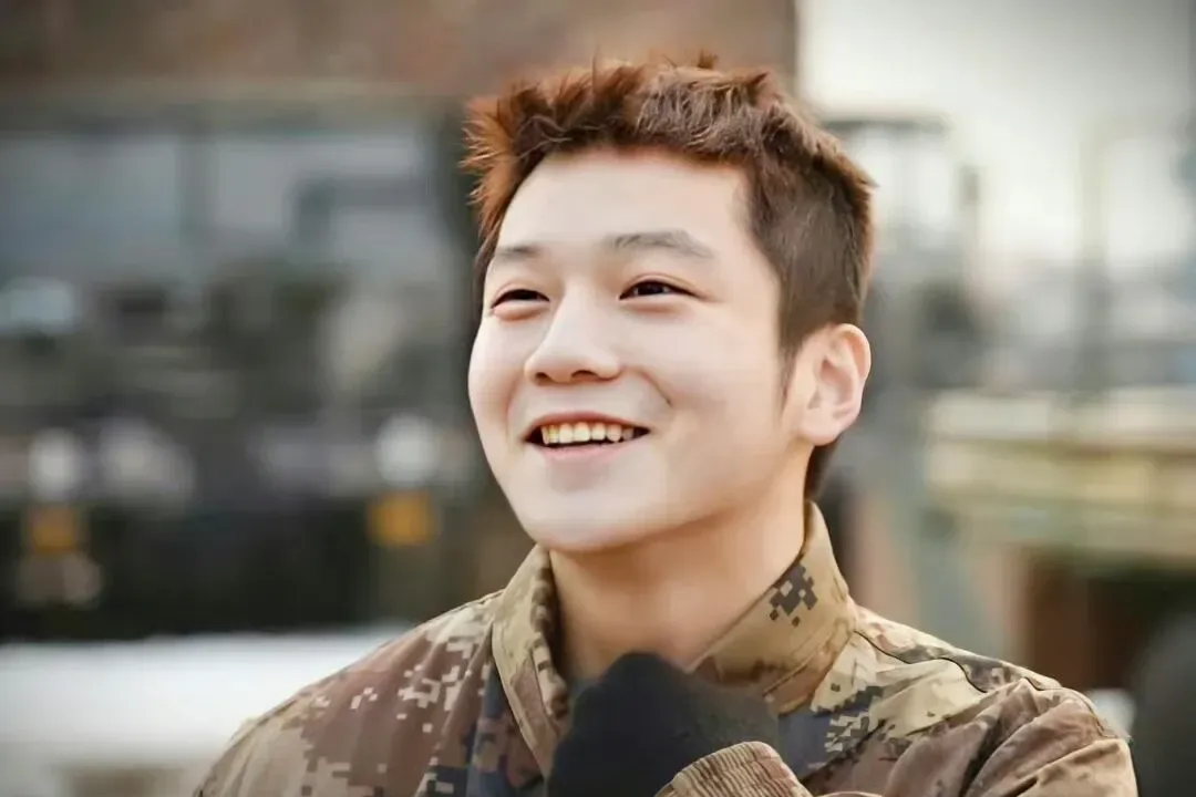 今天是八一建军节,樊振东发了条消息:军装虽然脱掉了,可军人的魂魄