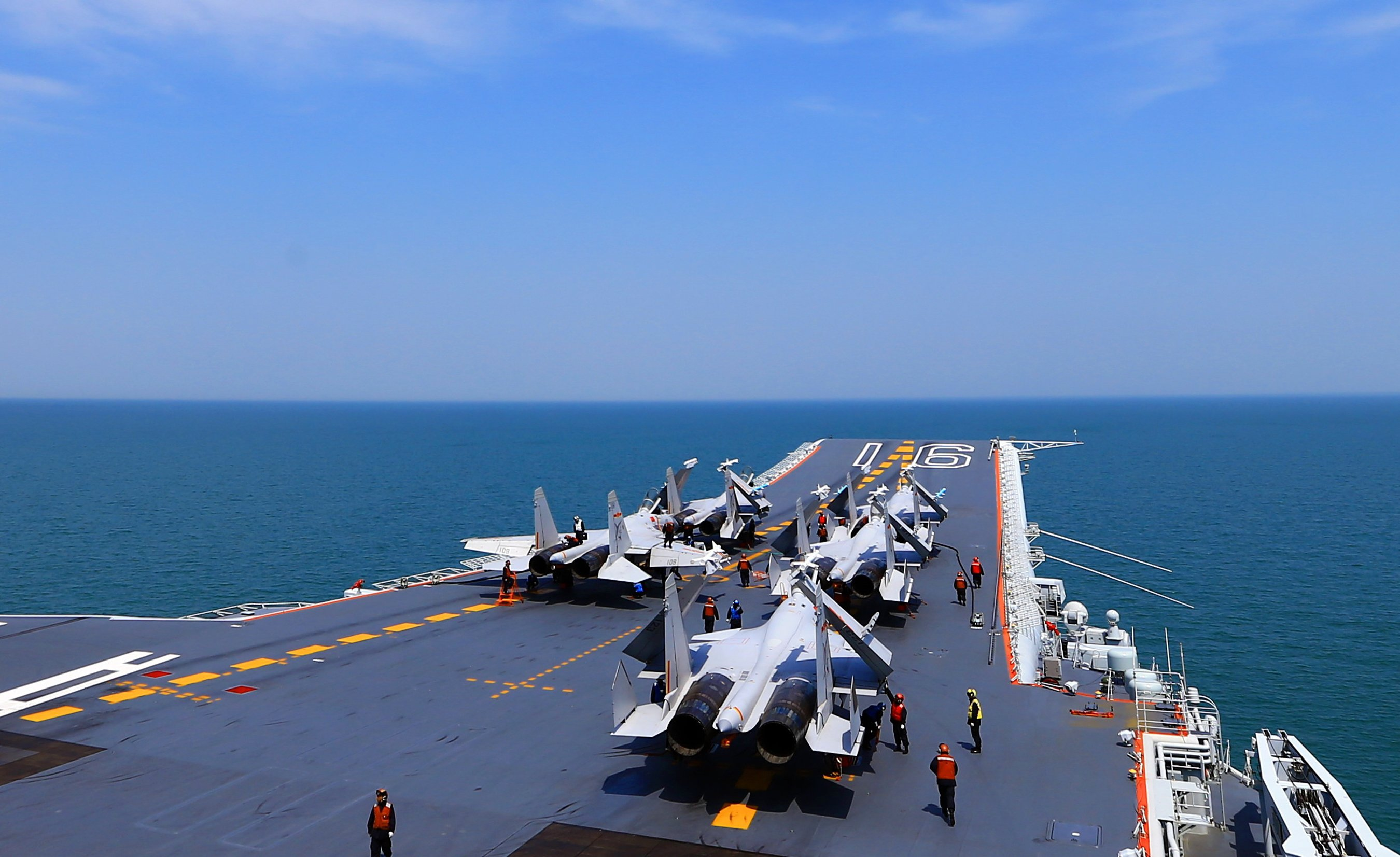 雷达响了,有架不明无人机闯进辽宁舰编队的防空范围啦