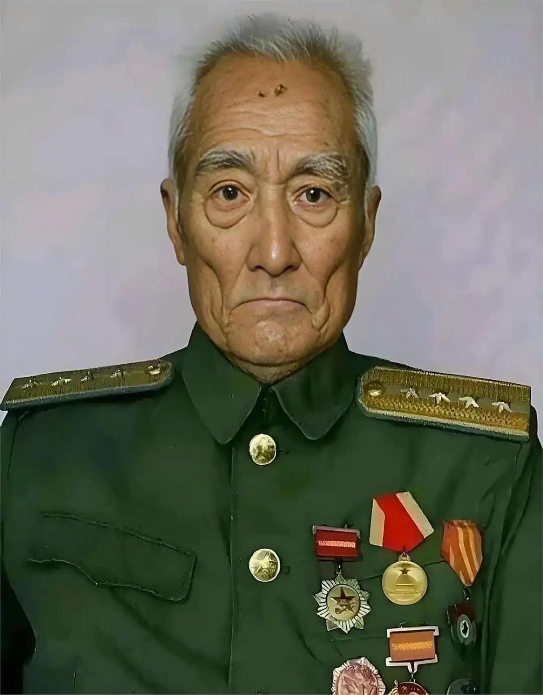 一辆军牌轿车正平稳行驶,突然一位衣着朴素的老人猛地从路边冲出,张开