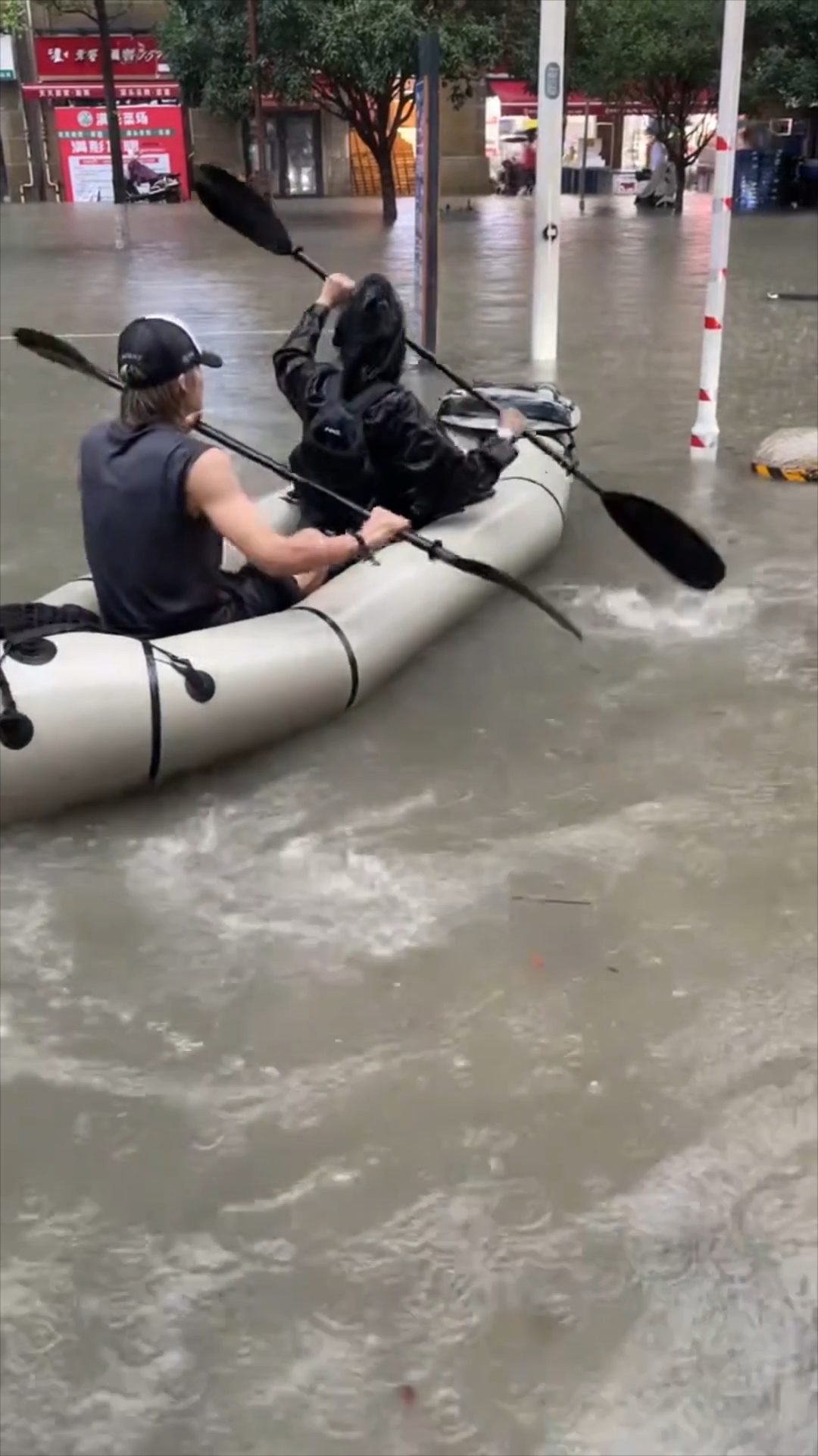 成都暴雨划船哥是赶去上班的托尼,接员工上班,还捎带了三名路人