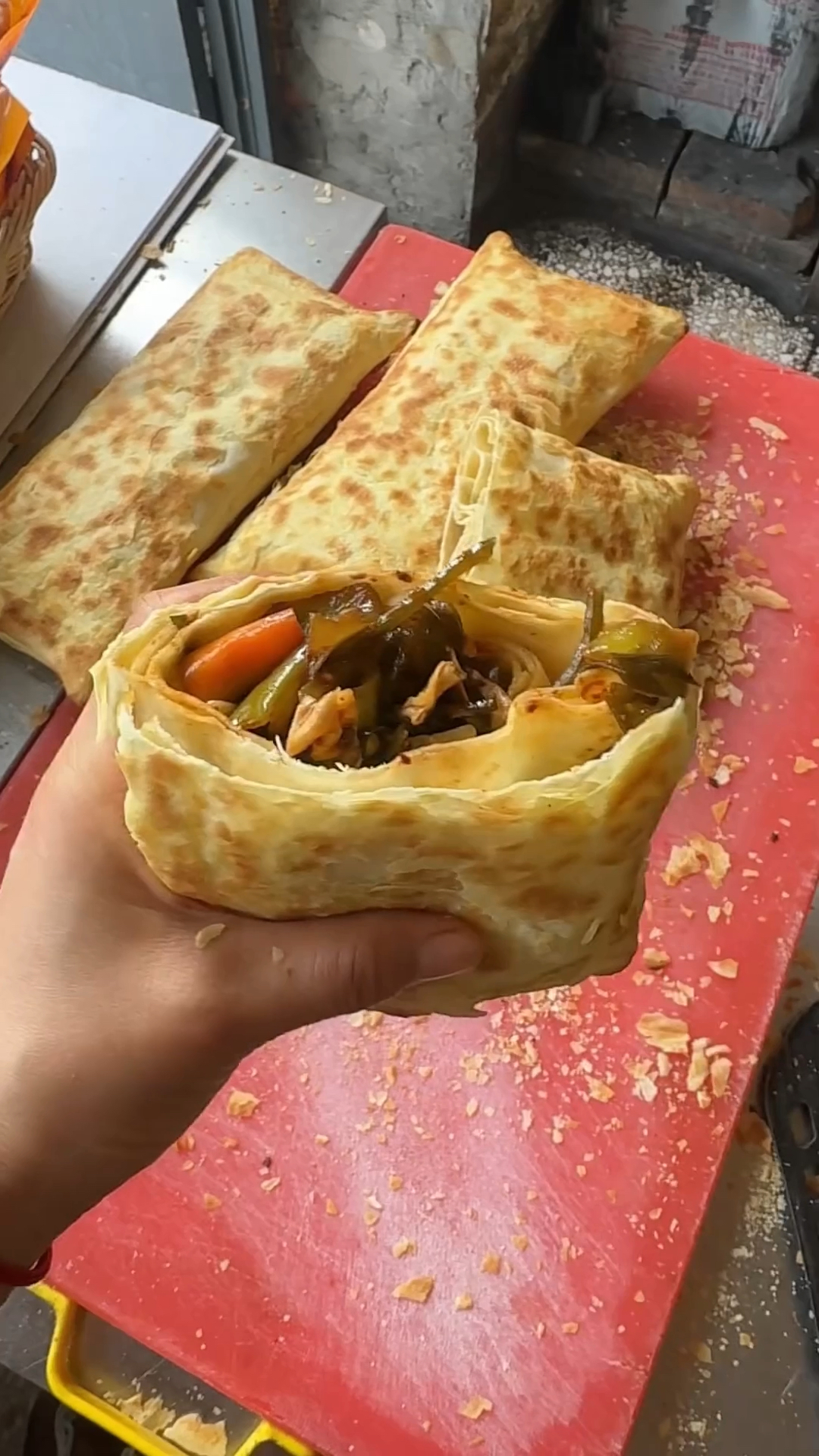 河南美食,汝州锅盔,外酥里软,夹上自己喜爱的菜吃,得劲的很