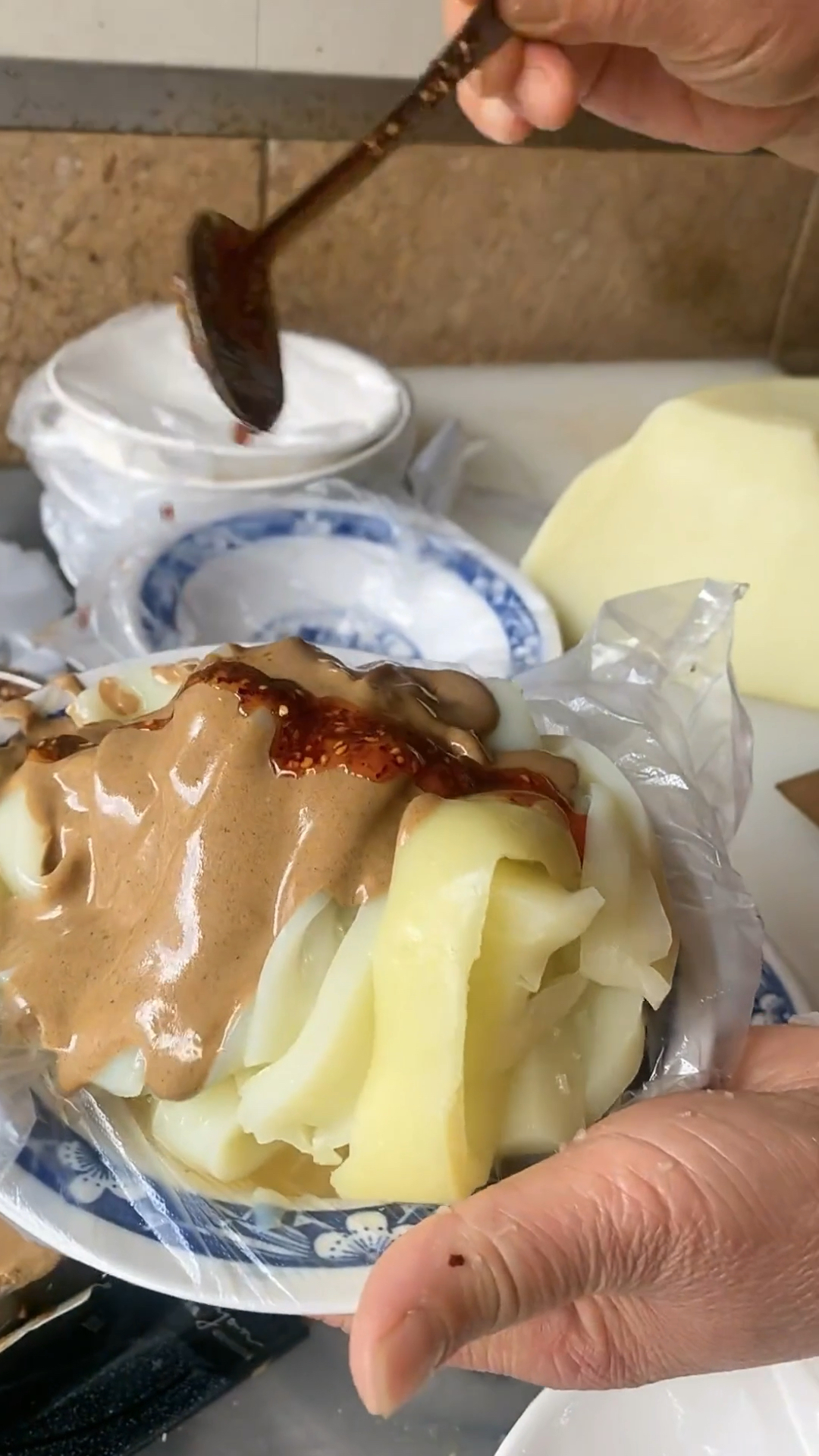 寻味大暑节气美食,吃个南阳唐河凉粉,绵软细嫩,爽滑弹牙,得劲