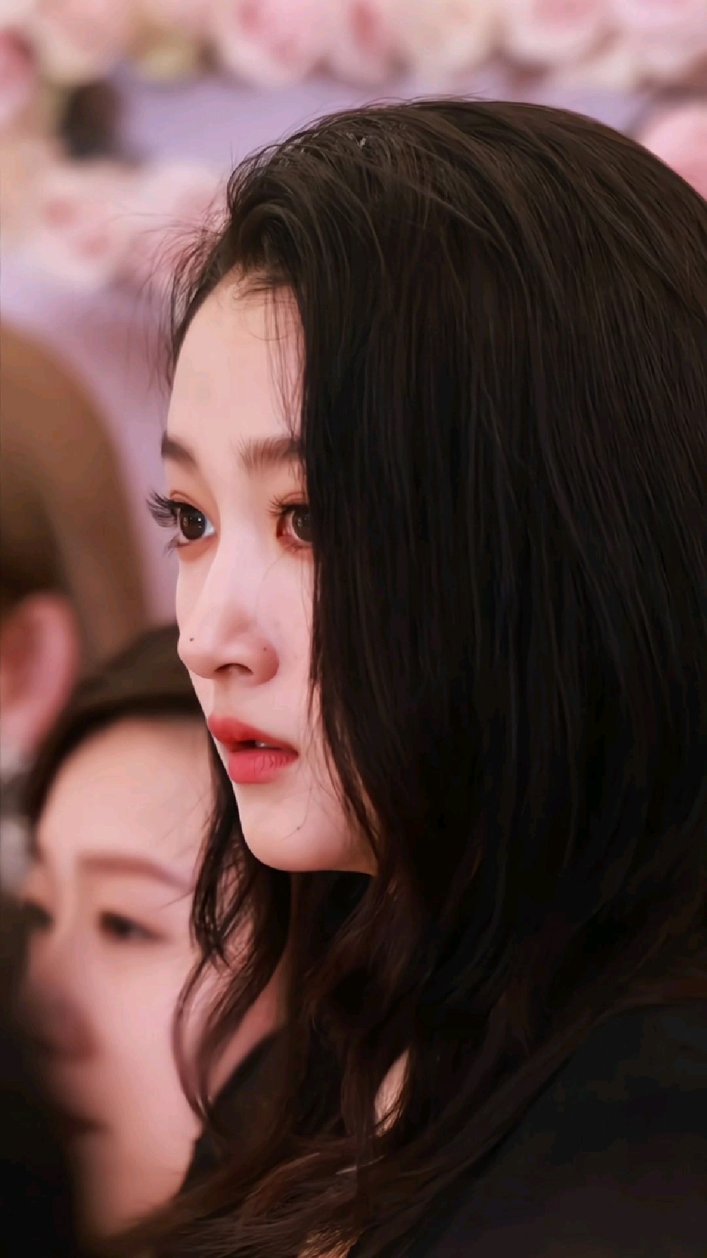 关晓彤绝美侧颜杀,高冷又甜美的女生可望不可及