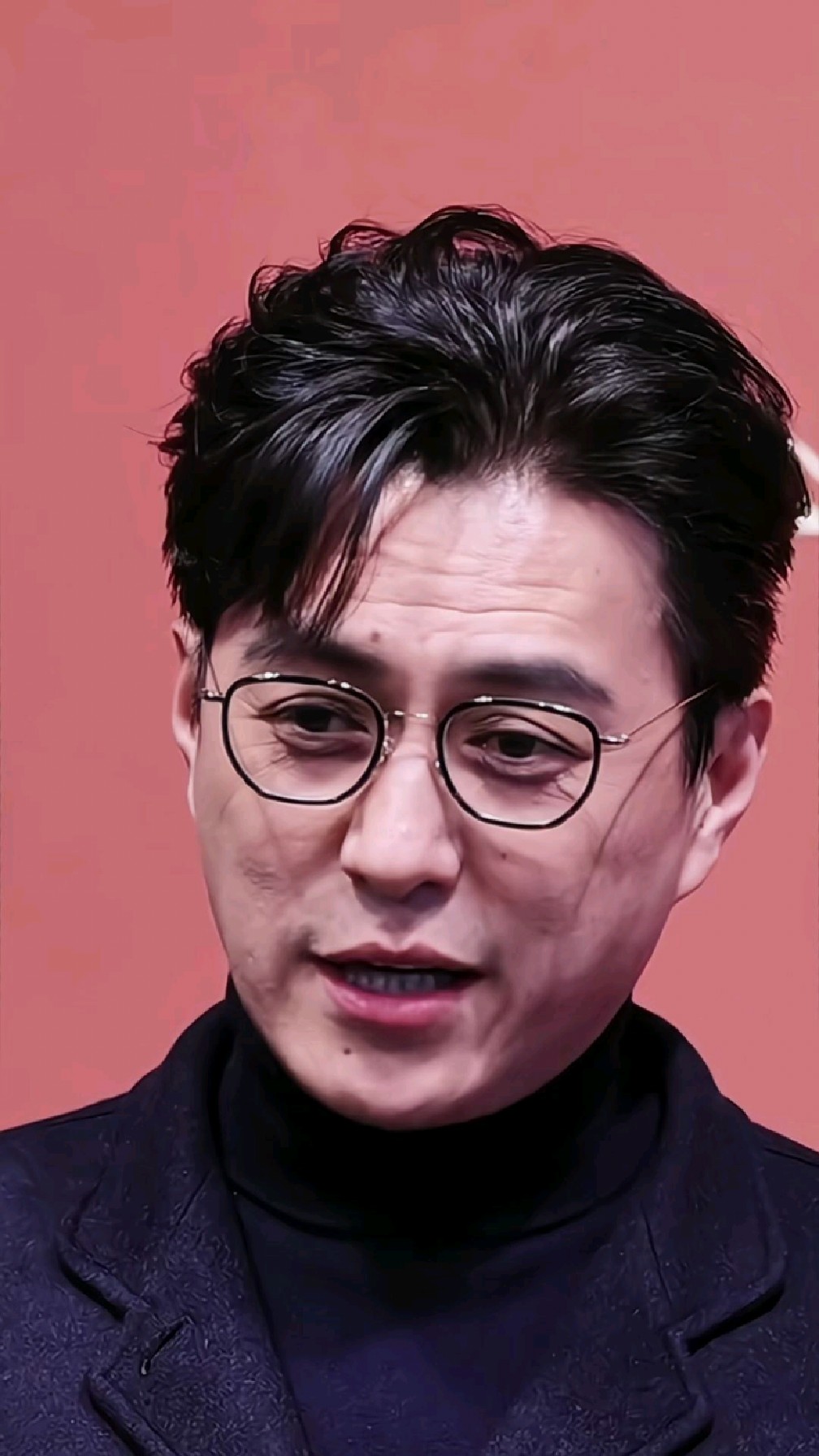 靳东近距离实拍,无美颜无滤镜,这就是最真实的状态