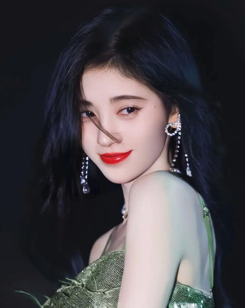 在娱乐圈的舞台上,鞠婧祎宛如一颗闪耀的明星,散发着独特魅力