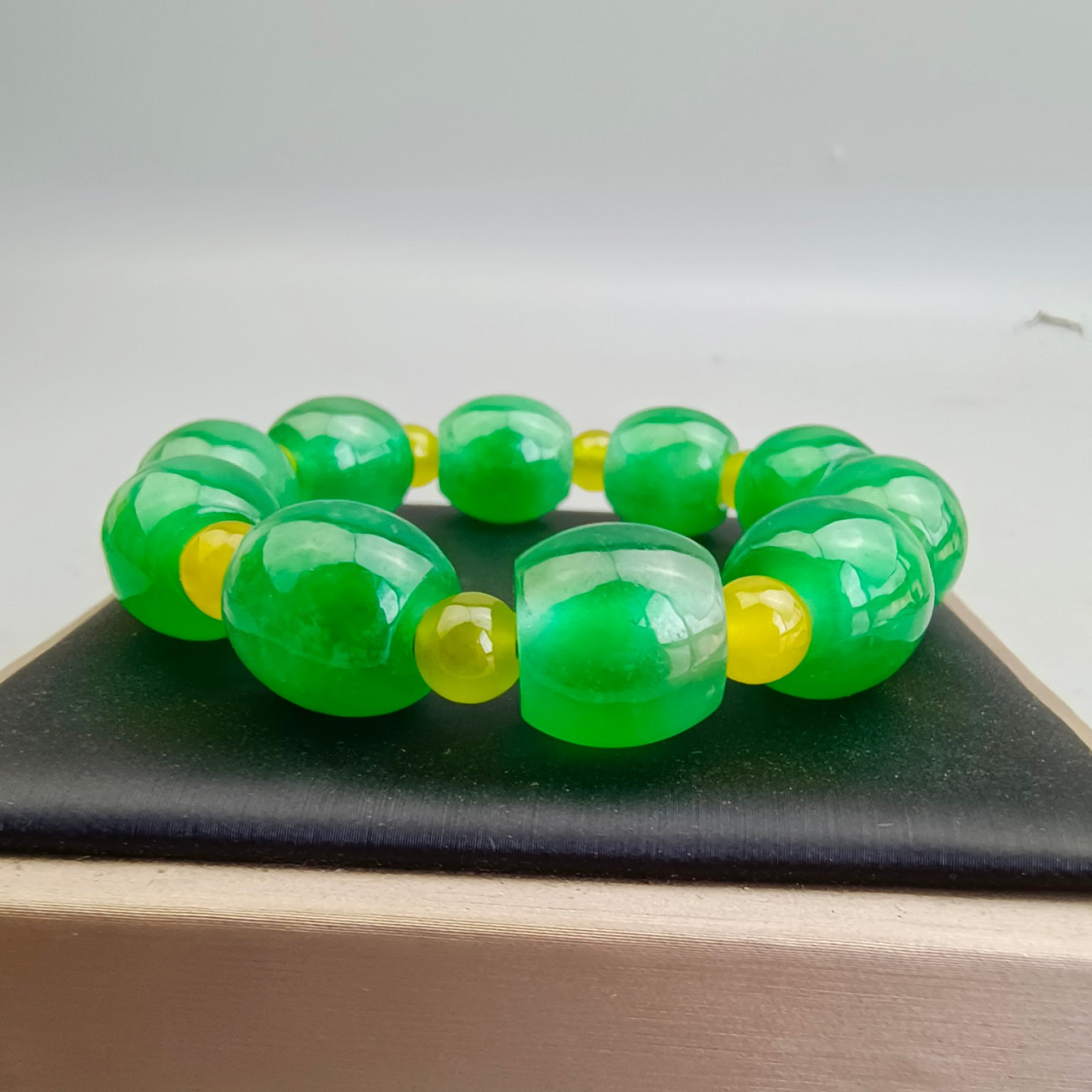 古玉老玉古董收藏的古代缅甸冰种浅绿色老翡翠路路通手链手串