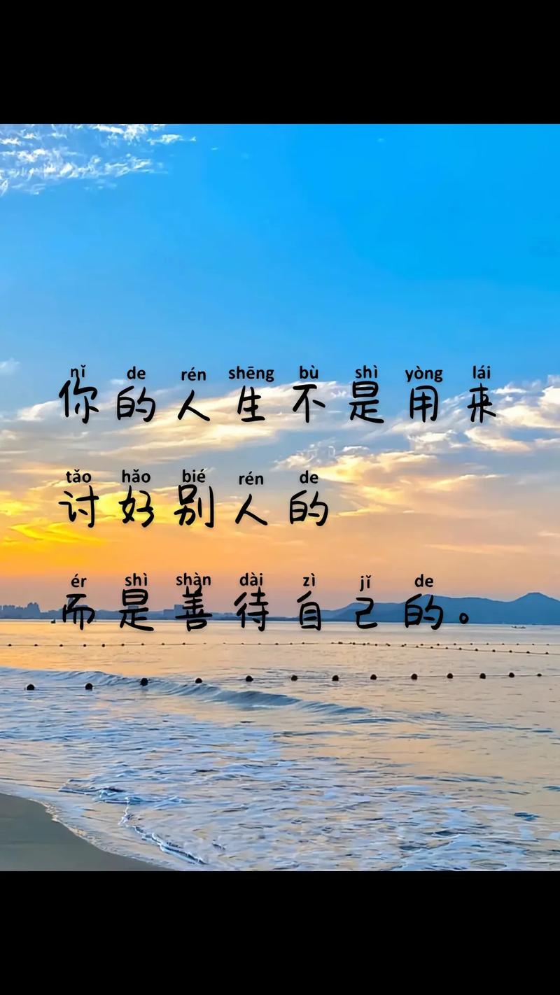 美丽的海边日落景象,天空被染成了绚烂的橙黄色,与