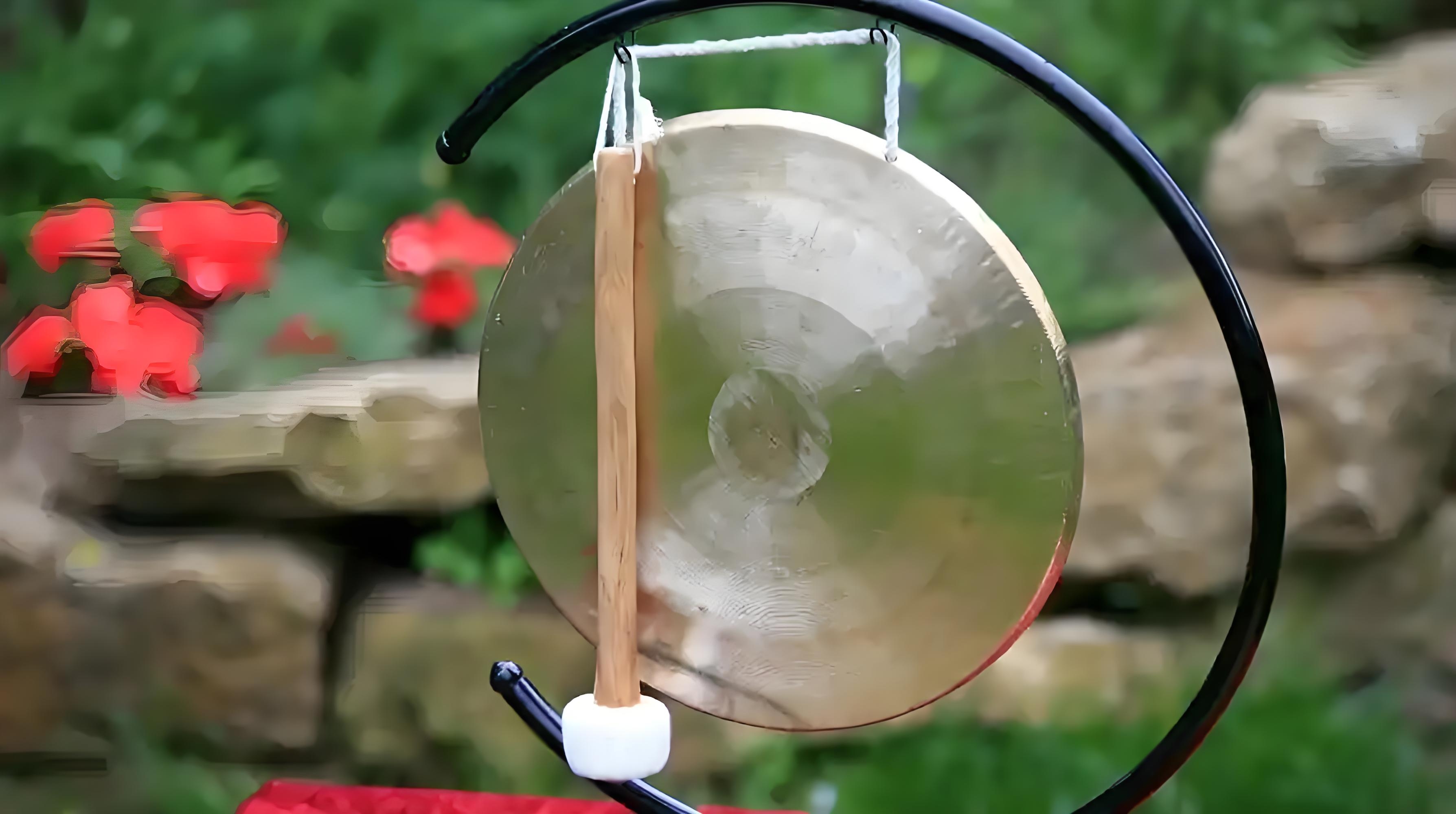 2米的青铜大锣在舞台中央震鸣时,后排一位金发乐评人突然在笔记本