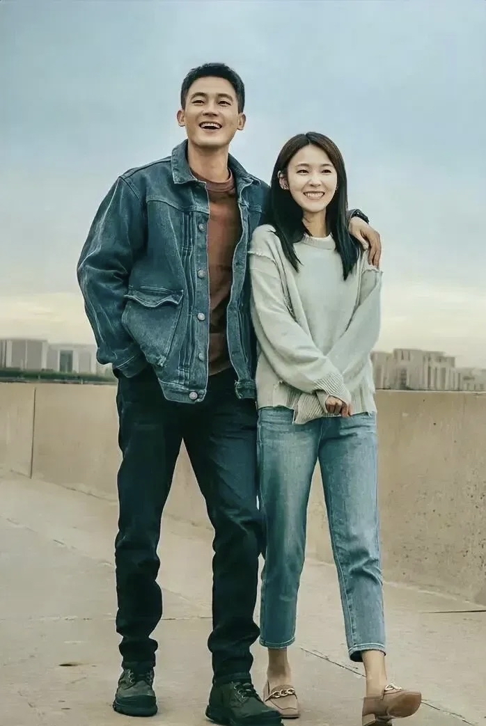 左边的欧豪,身高180cm,一身白衣黑裤,硬朗帅气,行走的荷尔蒙实锤了