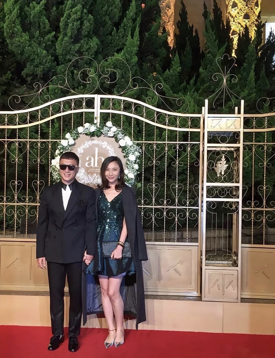 这位其实是他老婆王骏迪,俩人同框的画面总透着股反差萌