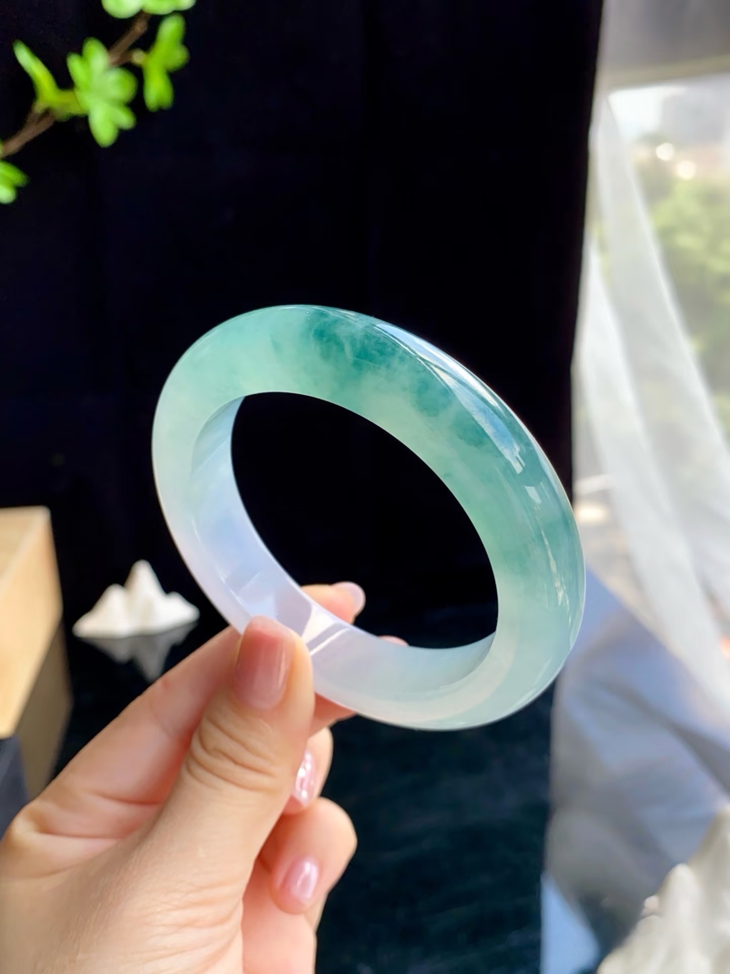 这是一只天然缅甸翡翠 a 货冰种半山水飘飘花翡翠手镯飘花翡翠手 