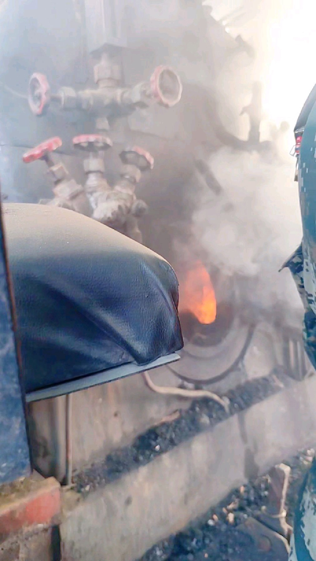 点火初期的蒸汽小火车,返烟呛人