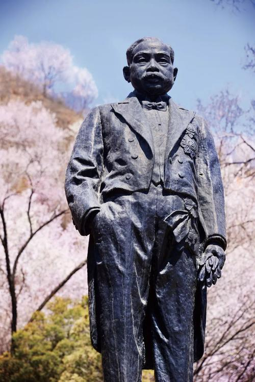 他克服了重重困难,创造了"人"字形铁路等工程奇迹