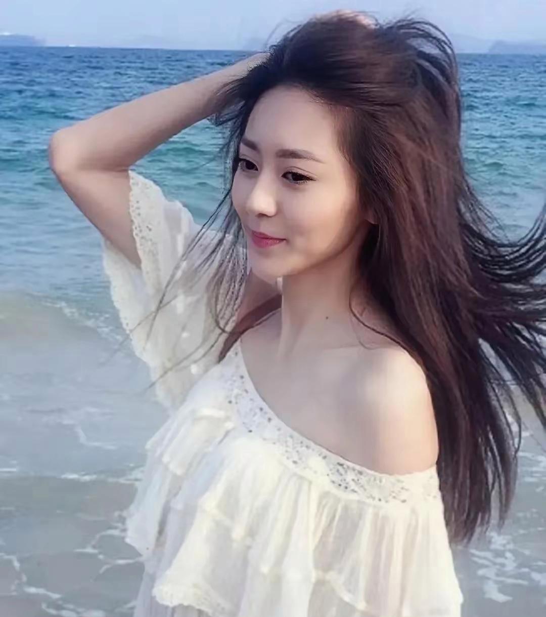 黄梦莹1990年12月出生于四川成都