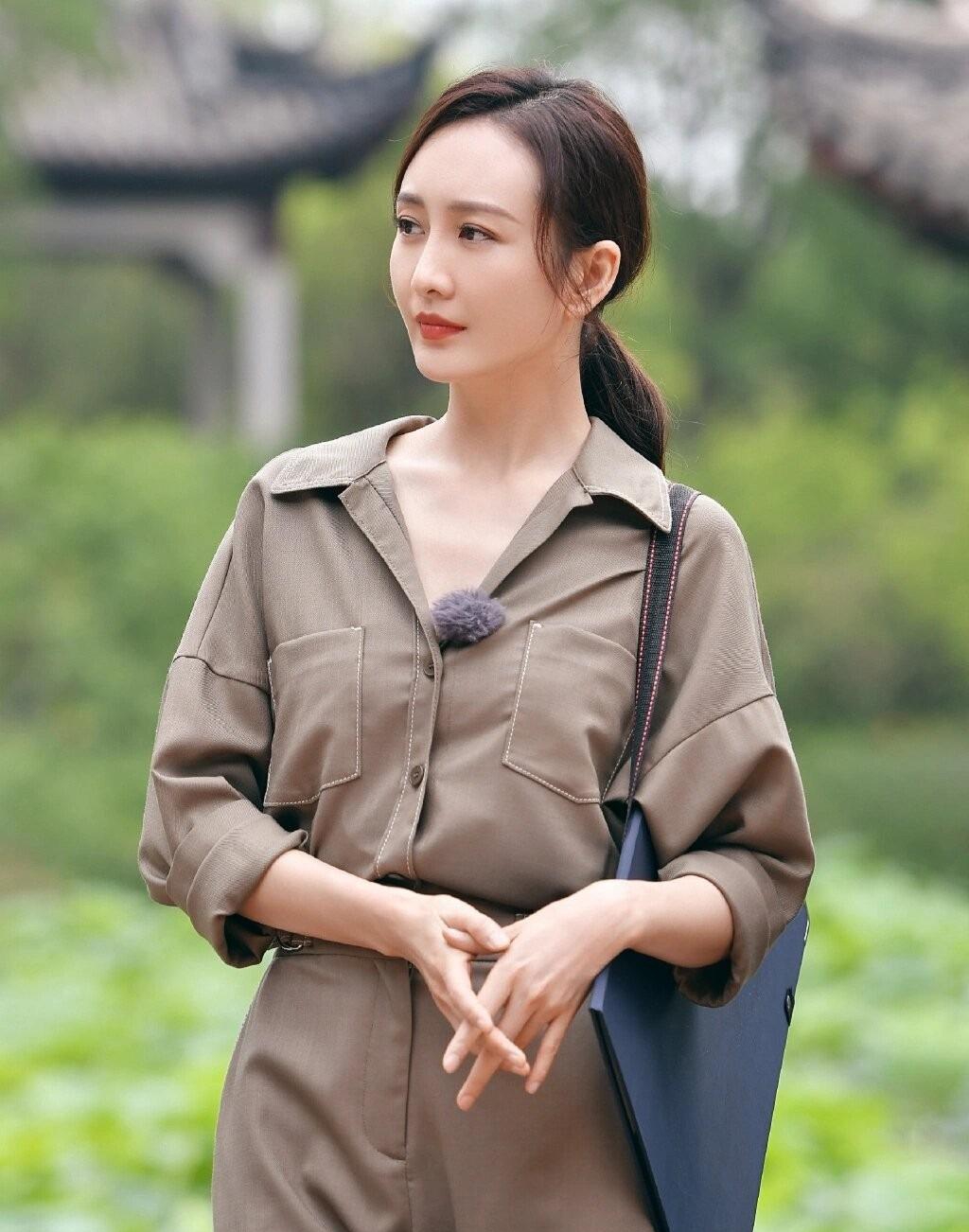 王鸥生娃后气质大变! 一身棕色工装连体裤,时髦又洋气!