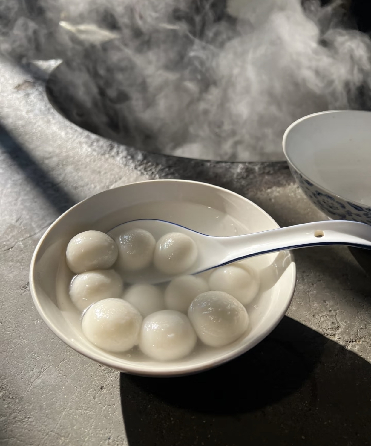 原来是爷爷奶奶在煮汤圆呀!