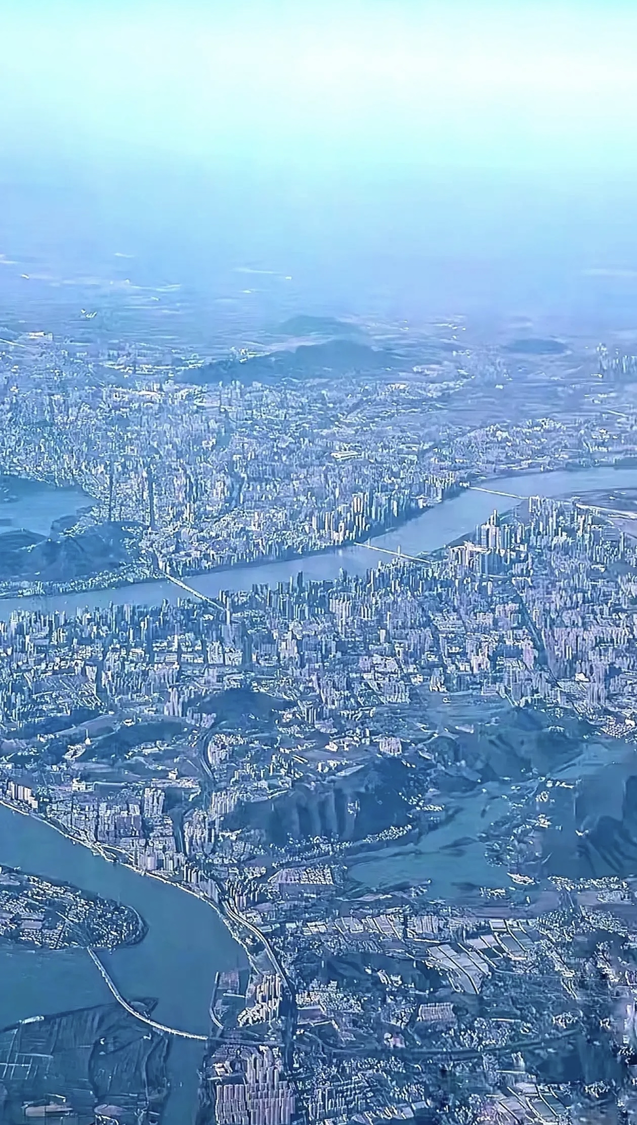 打高空往下一瞧杭州,哇哦,这地理条件简直绝了,各种地形地貌凑一块