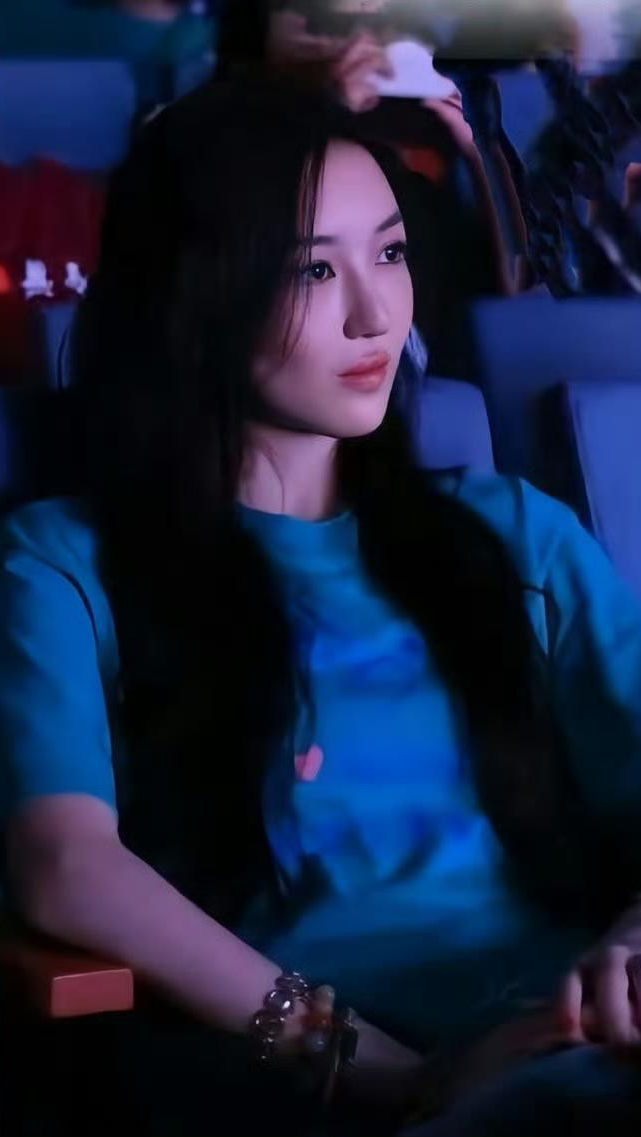 王菲李亚鹏女儿李嫣,19岁近照美到完全认不出!