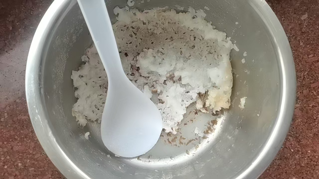 本该软糯的粥变成干硬的米饭,锅底还结着厚厚的锅巴