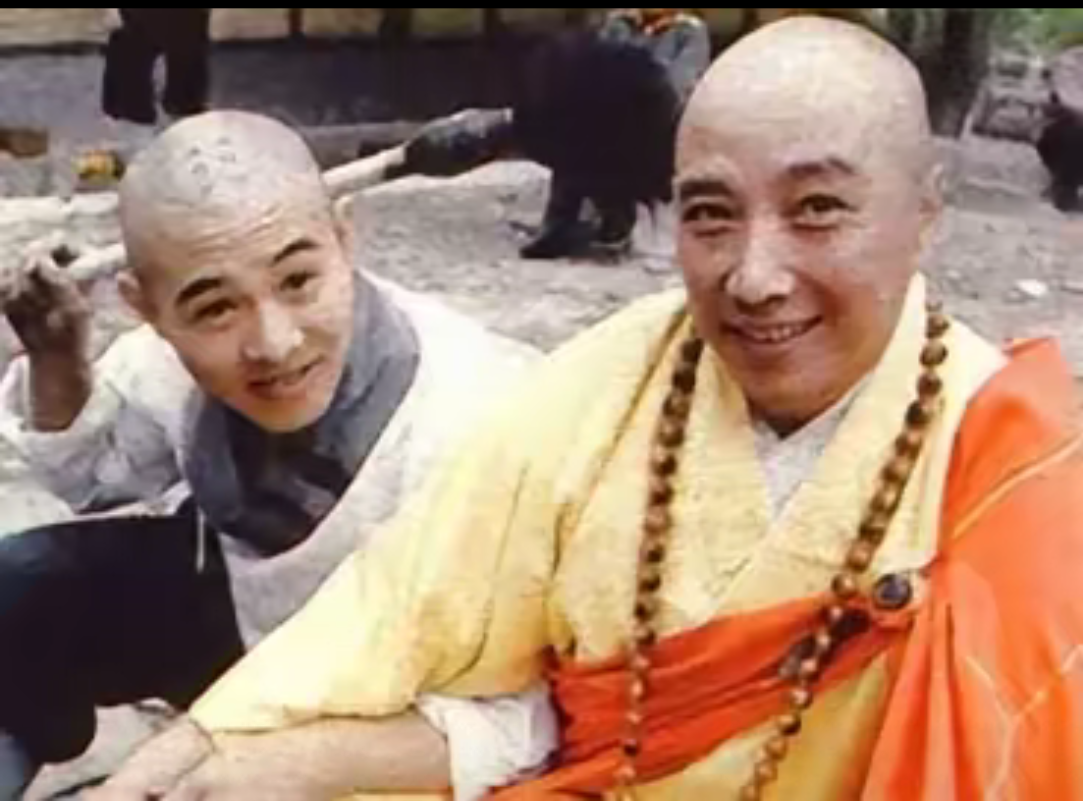 在电影《少林寺》里,老僧人给李连杰演的男主角觉远剃度时,问他:"