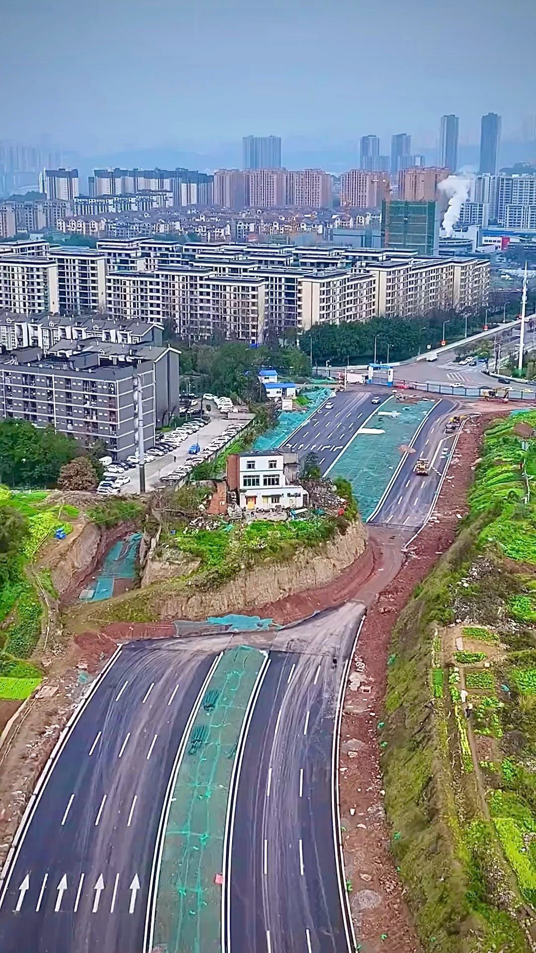 重庆再现最牛钉子户,两端公路已修好,这家不知为何不搬?