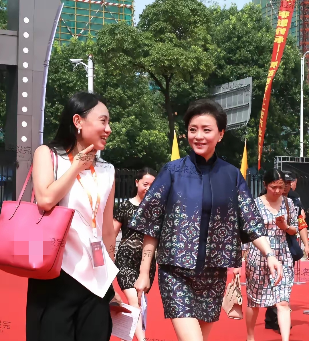今日网友看到杨澜在和朋友们游玩杨澜还是那么年轻漂亮气质不凡一
