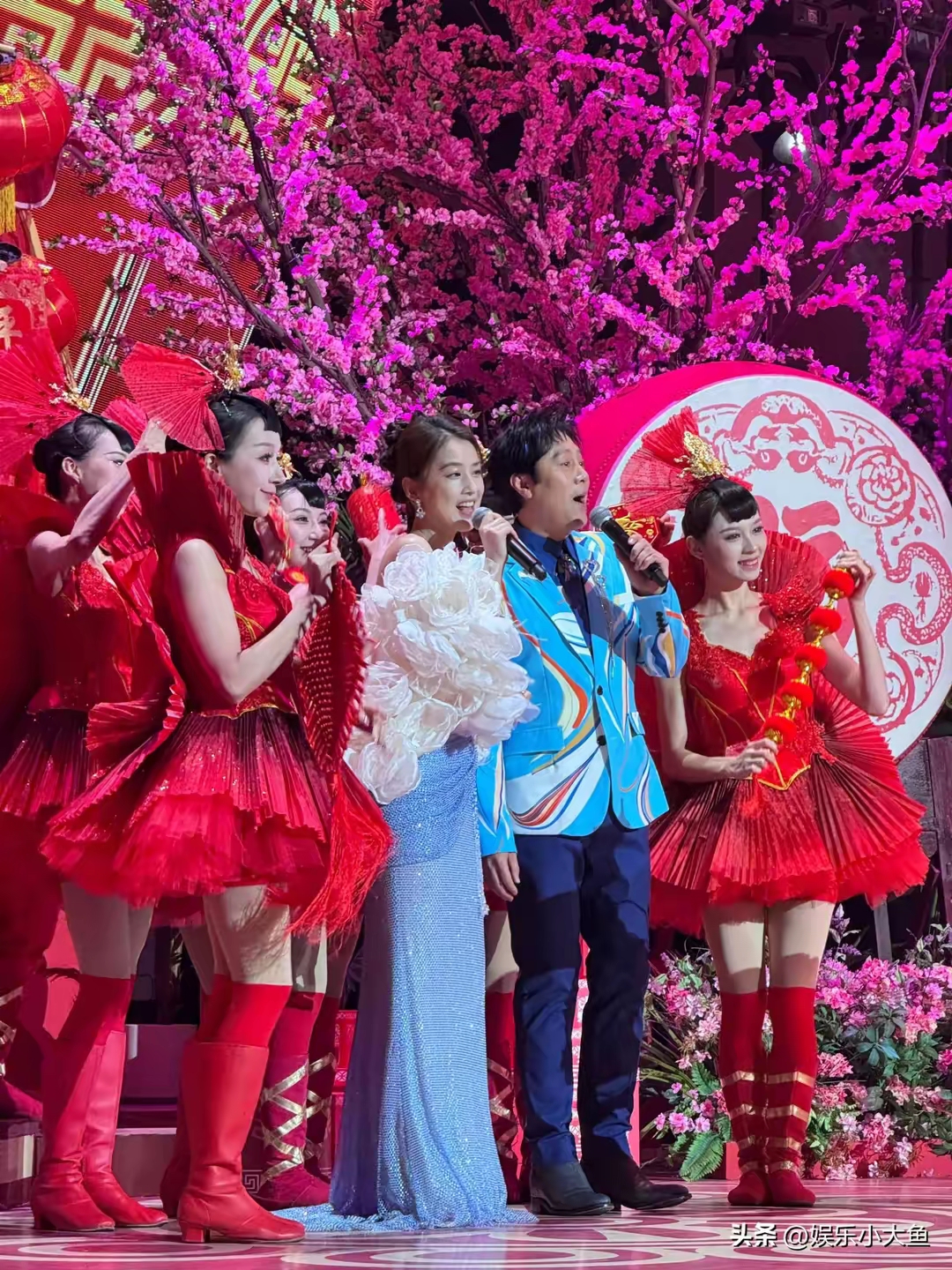 海风似乎都带着星辉黄圣依身着抹胸礼服裙亮相海南卫视春晚录制盘发