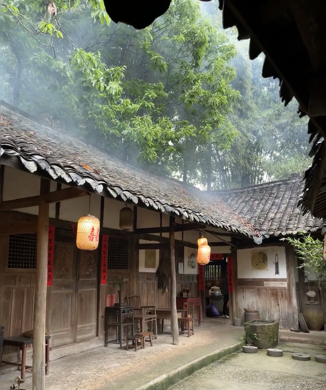 四周翠竹环绕,薄雾袅袅