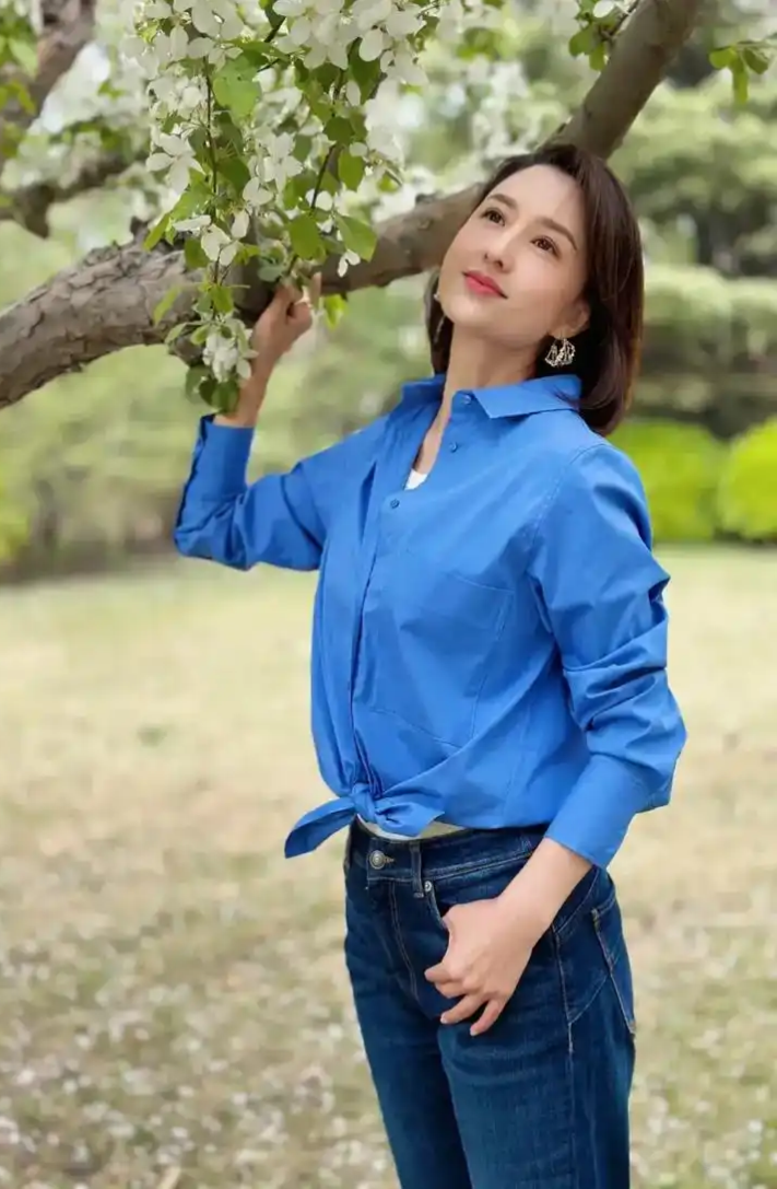 张蕾换了齐肩发真显"嫩"! 穿蓝色衬衫 牛仔裤,减龄不止10岁!