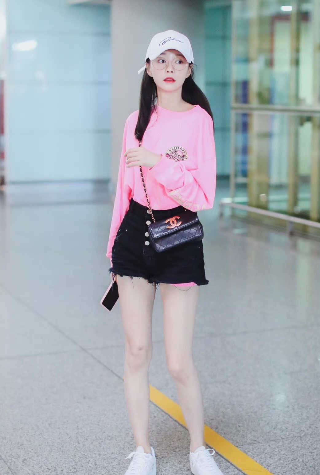 沈梦辰结婚后状态似少女! 粉色t恤配短裤,秀出"小鸟腿"好抢镜!