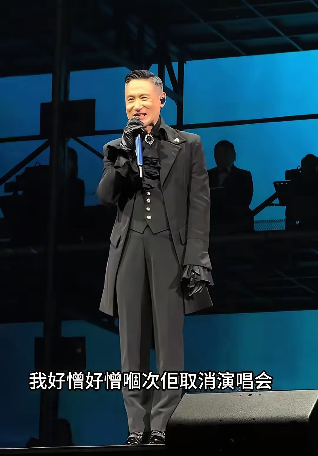 64岁张学友开演唱会惨遭翻车 多个高音唱不上去破音 网传他陷入