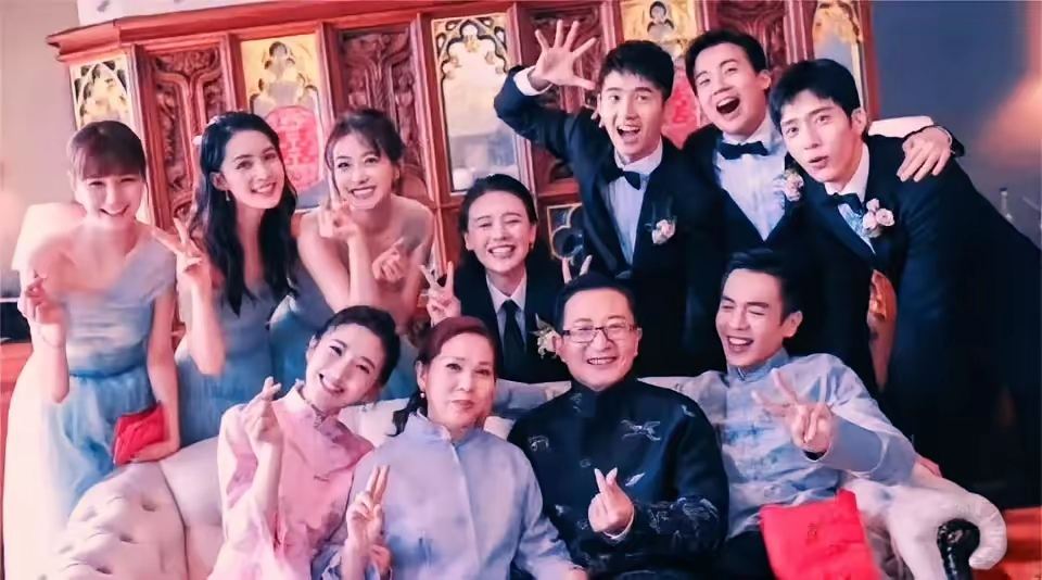 张若昀,唐艺昕结婚的合影真有意思