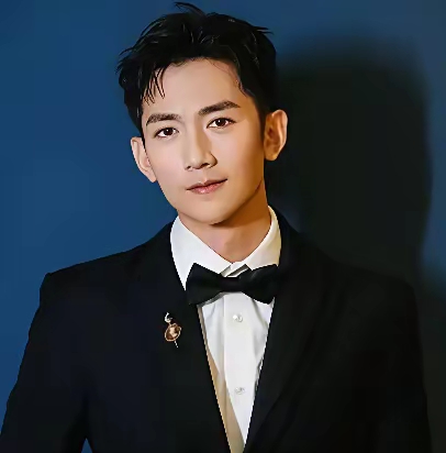 我最近追《我们的河山》看得上头,他和孙爽演夫妻太真实了!