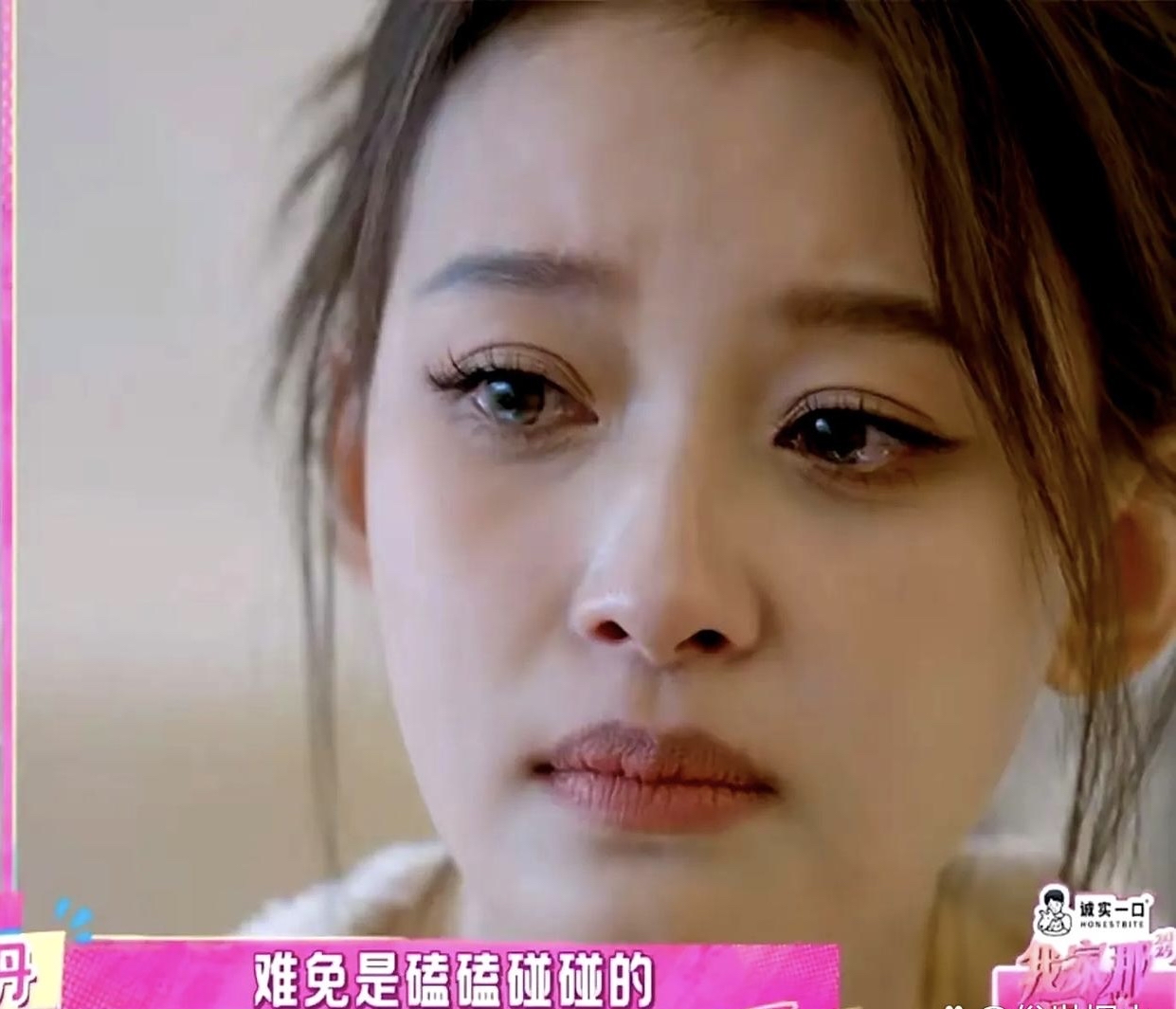 孙怡把行李箱推进出租屋时,行李箱的轮子卡在了门槛上