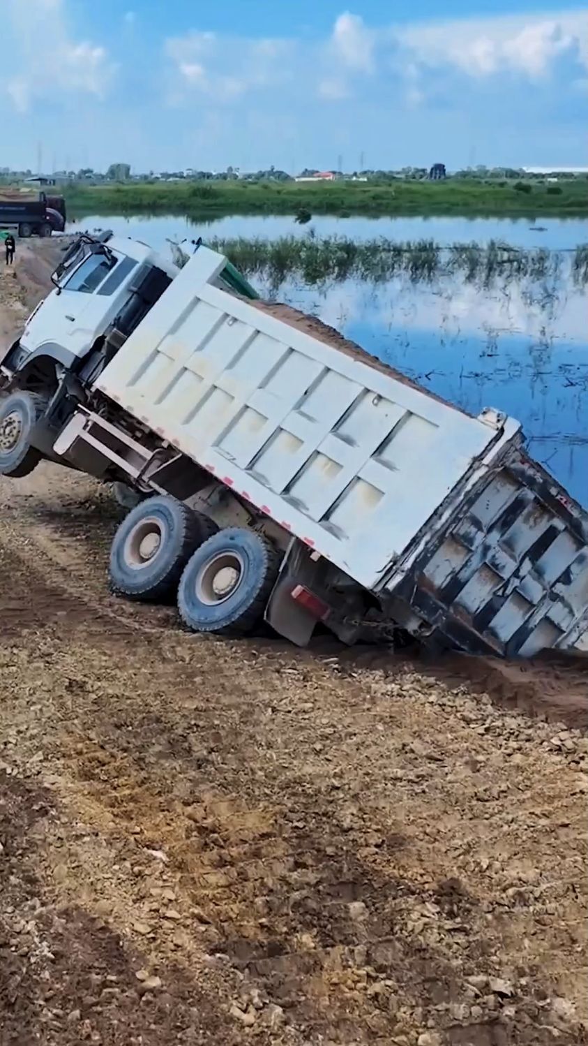 翻斗自卸车倒车时有多危险!