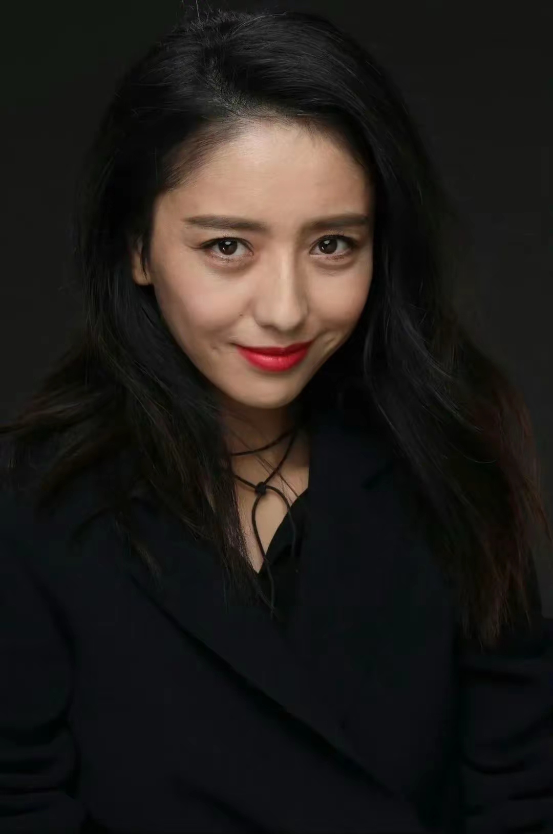 佟丽娅新片曝光,高清怼脸镜头下,她以烈焰红唇,甜美微笑惊艳众人