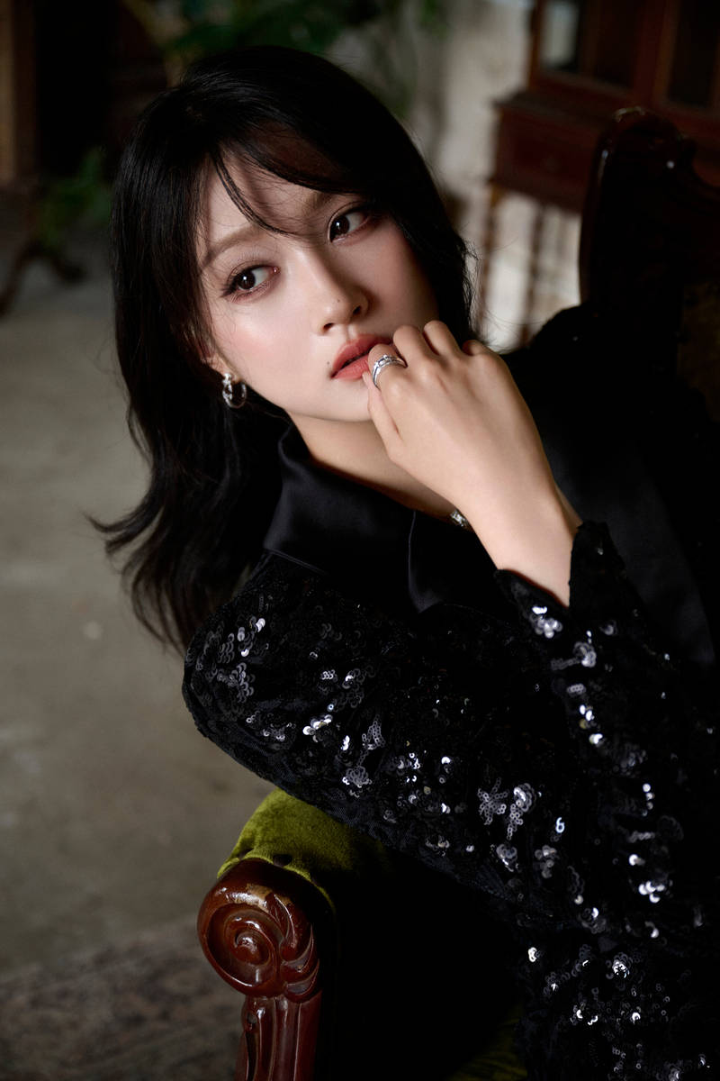 她留着齐刘海黑发造型,举手投足间散发着黑天鹅般的高贵气质